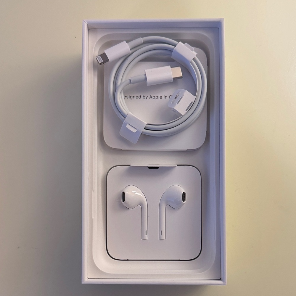 Apple EarPods with Lightning Cable & USB-C Cable- White